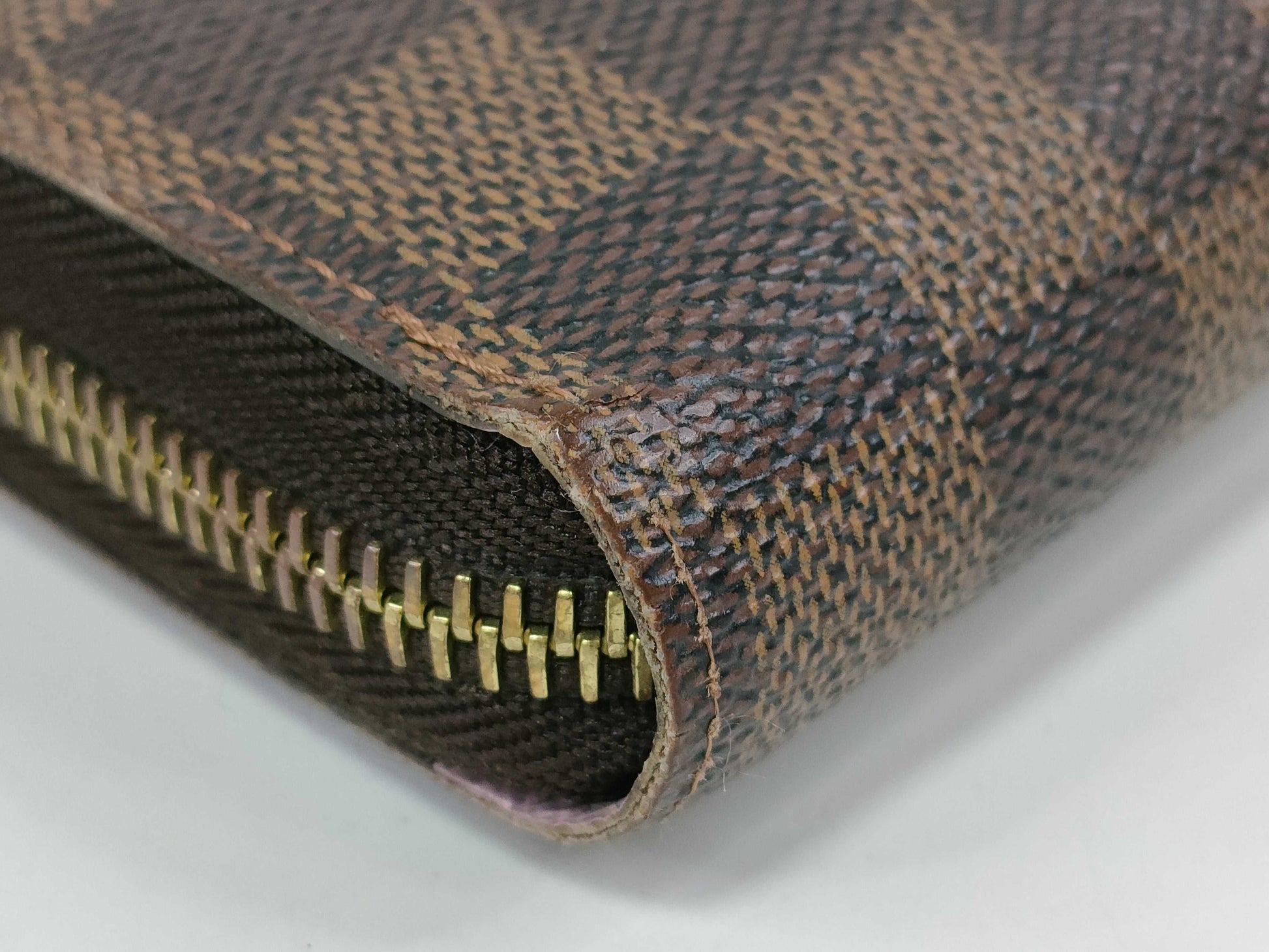 LOUIS VUITTON Damier Zippy Wallet with Illustration Print