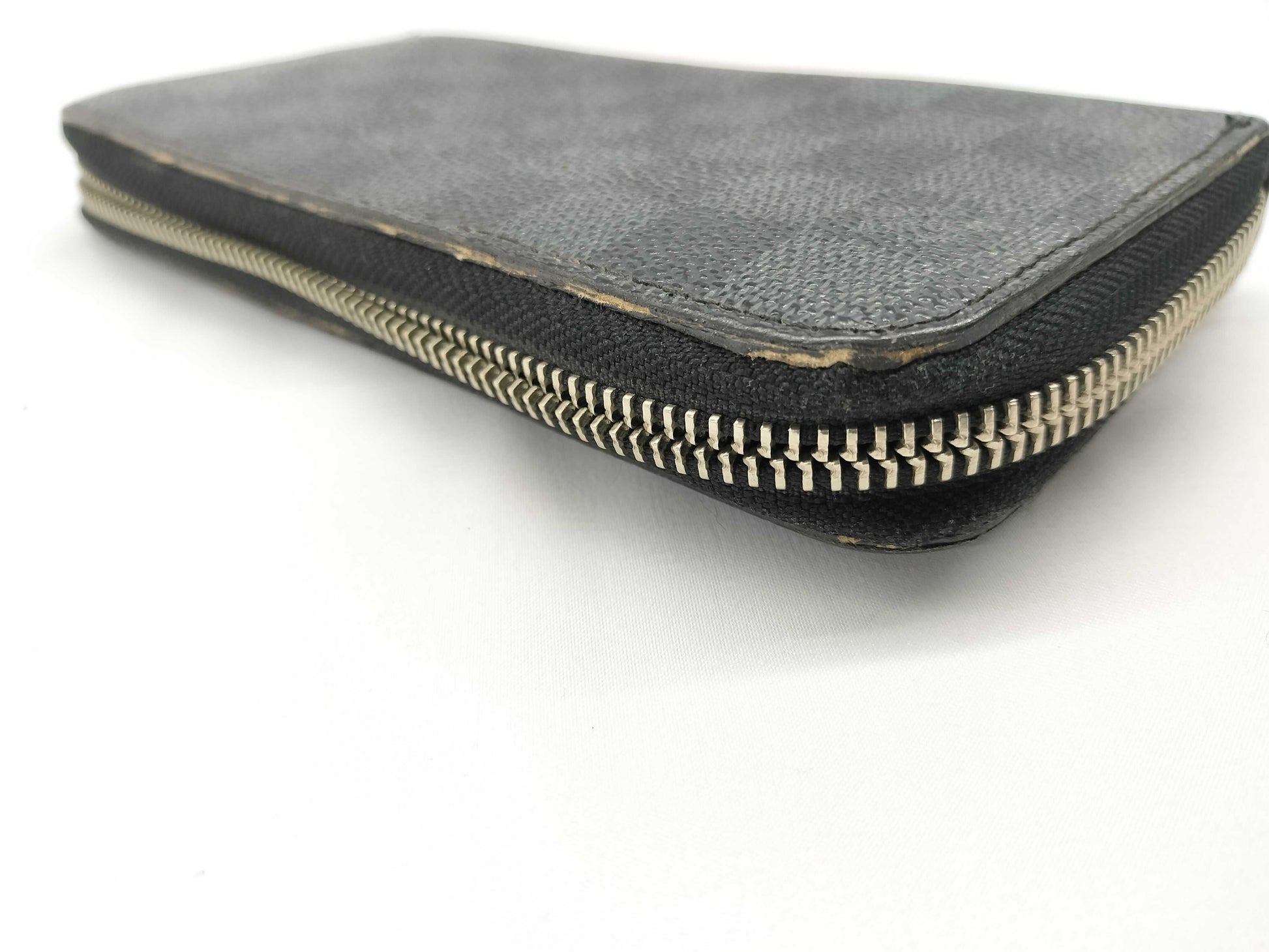 LOUIS VUITTON Damier Zippy Wallet 