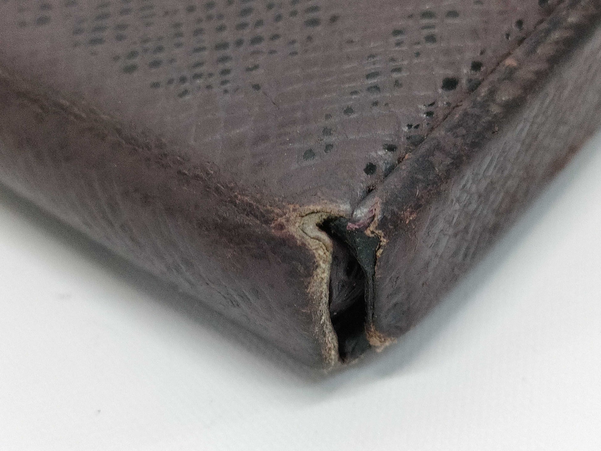 LOUIS VUITTON Taiga Porte Monnaie Cubetto Coin Case