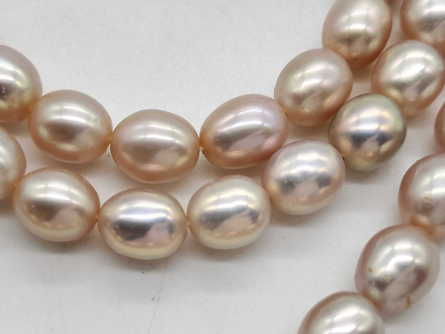 Pearl necklace with a diameter of approximately 7.4mm-8.9mm and diamonds, weighing 94.4g in 14K gold.