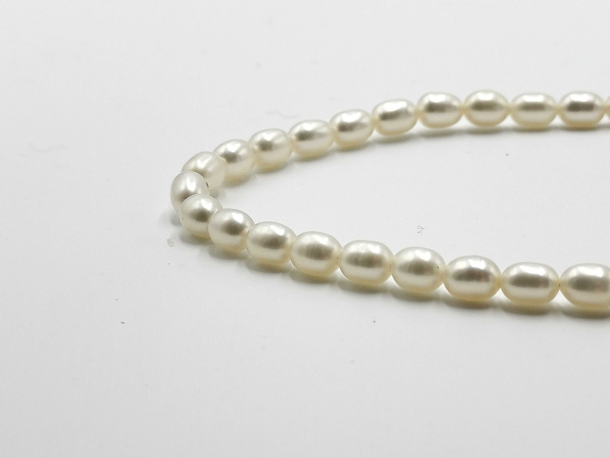 Semi-round pearl necklace, diameter approximately 3.7-3.9mm, 18K gold, 9.1g 