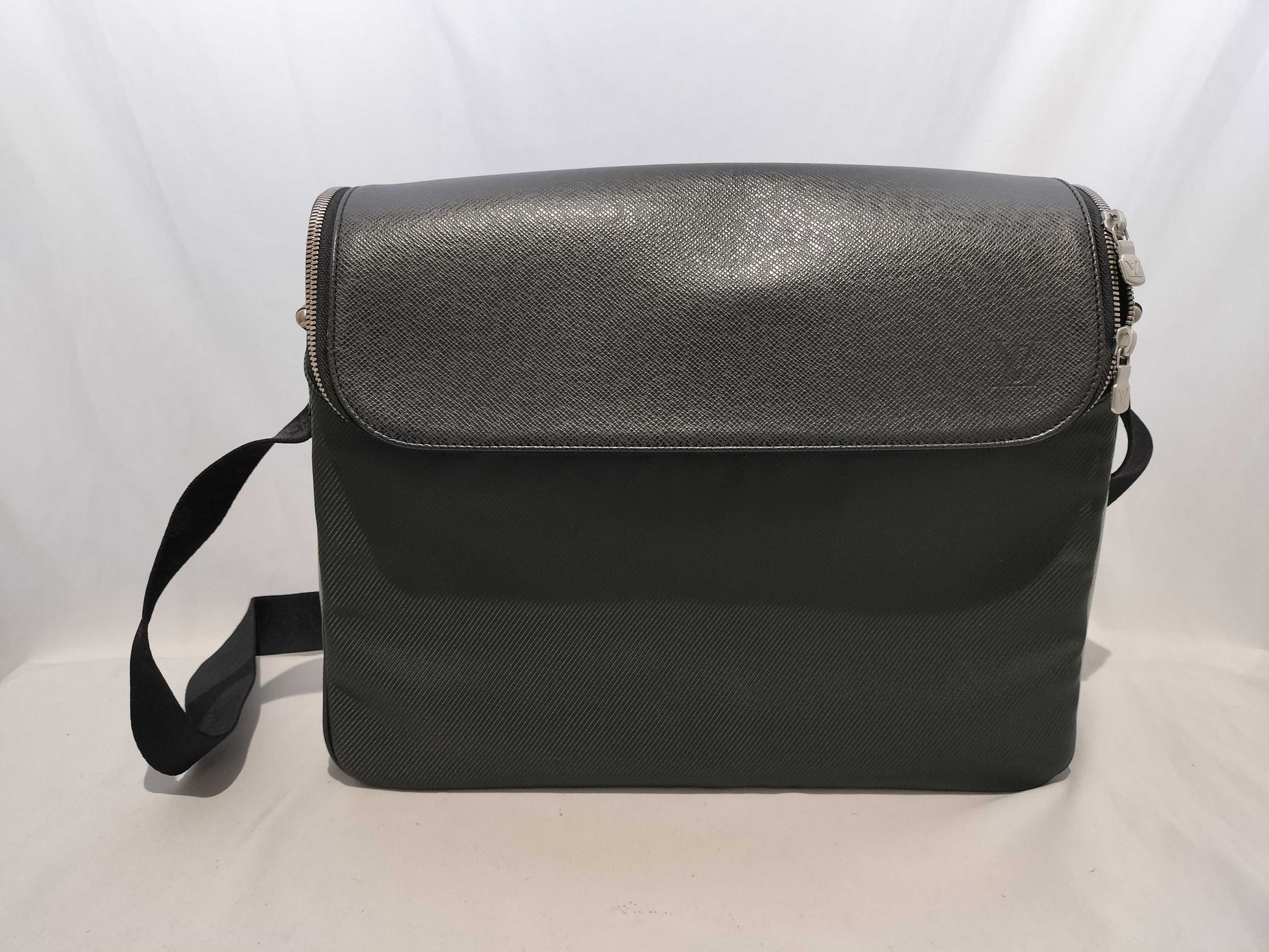 LOUIS VUITTON Taiga Taimir Shoulder Bag