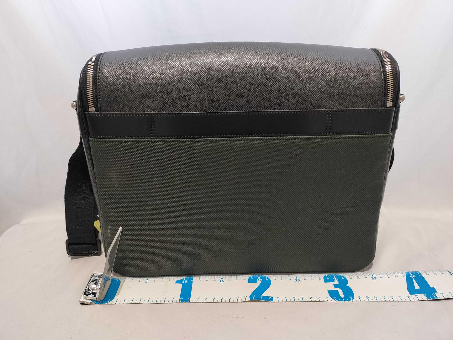 LOUIS VUITTON Taiga Taimir Shoulder Bag