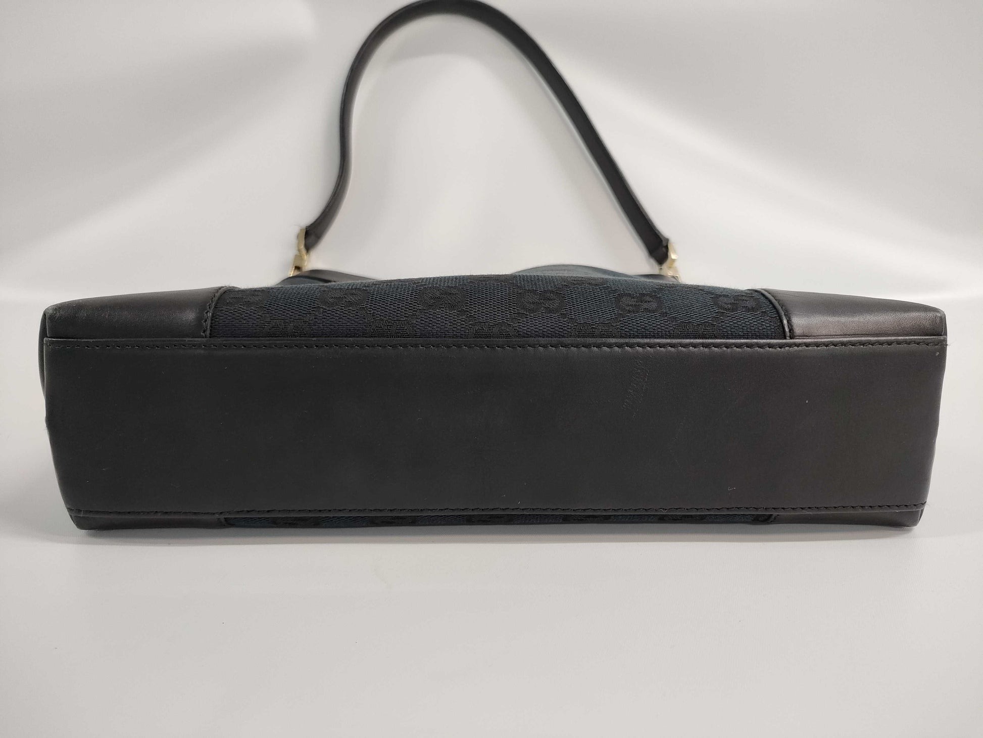 GUCCI GG Canvas x Leather Shoulder Bag 33900