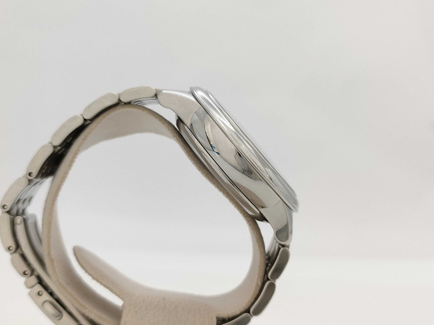 OMEGA 434.10.34.20.05.001 83664170 Shell Dial Boys' Watch