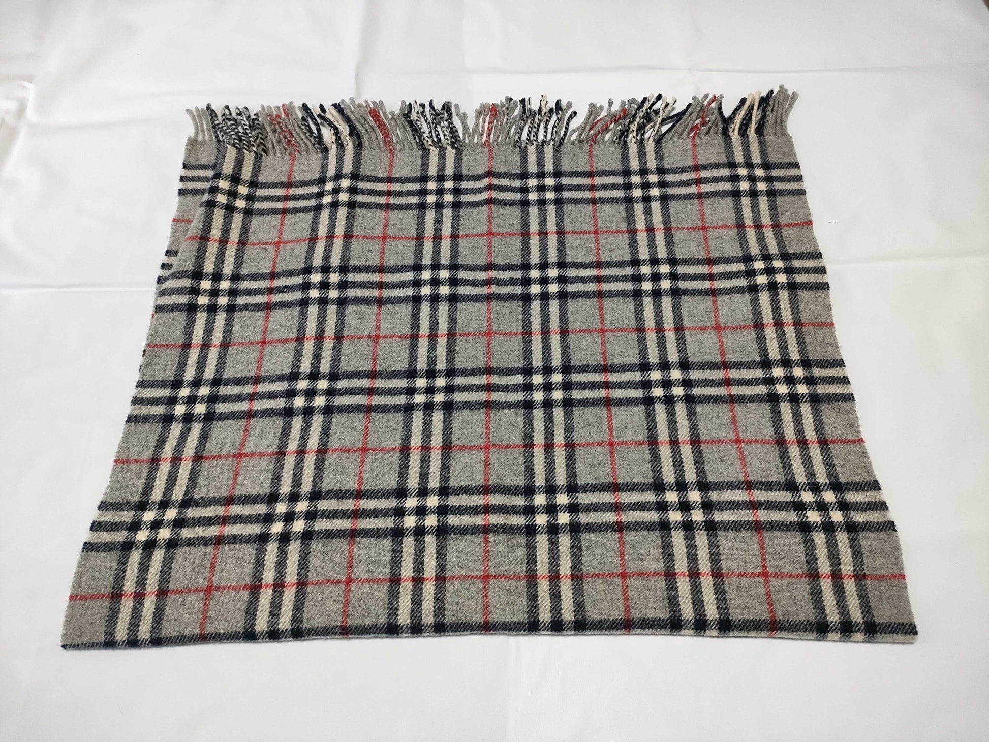 BURBERRY 100% wool scarf