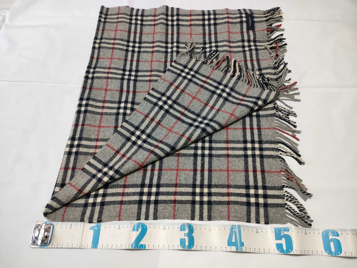 BURBERRY 100% wool scarf
