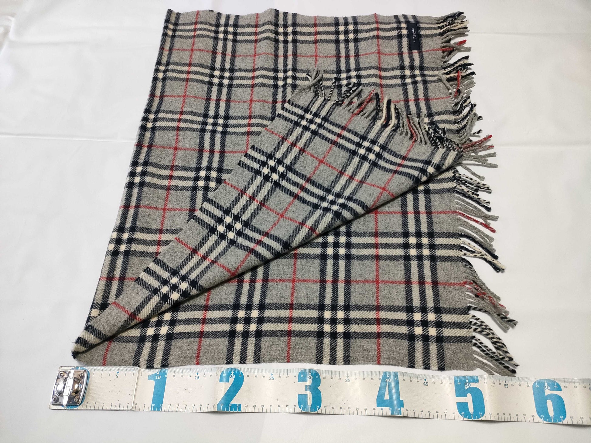 BURBERRY 100% wool scarf