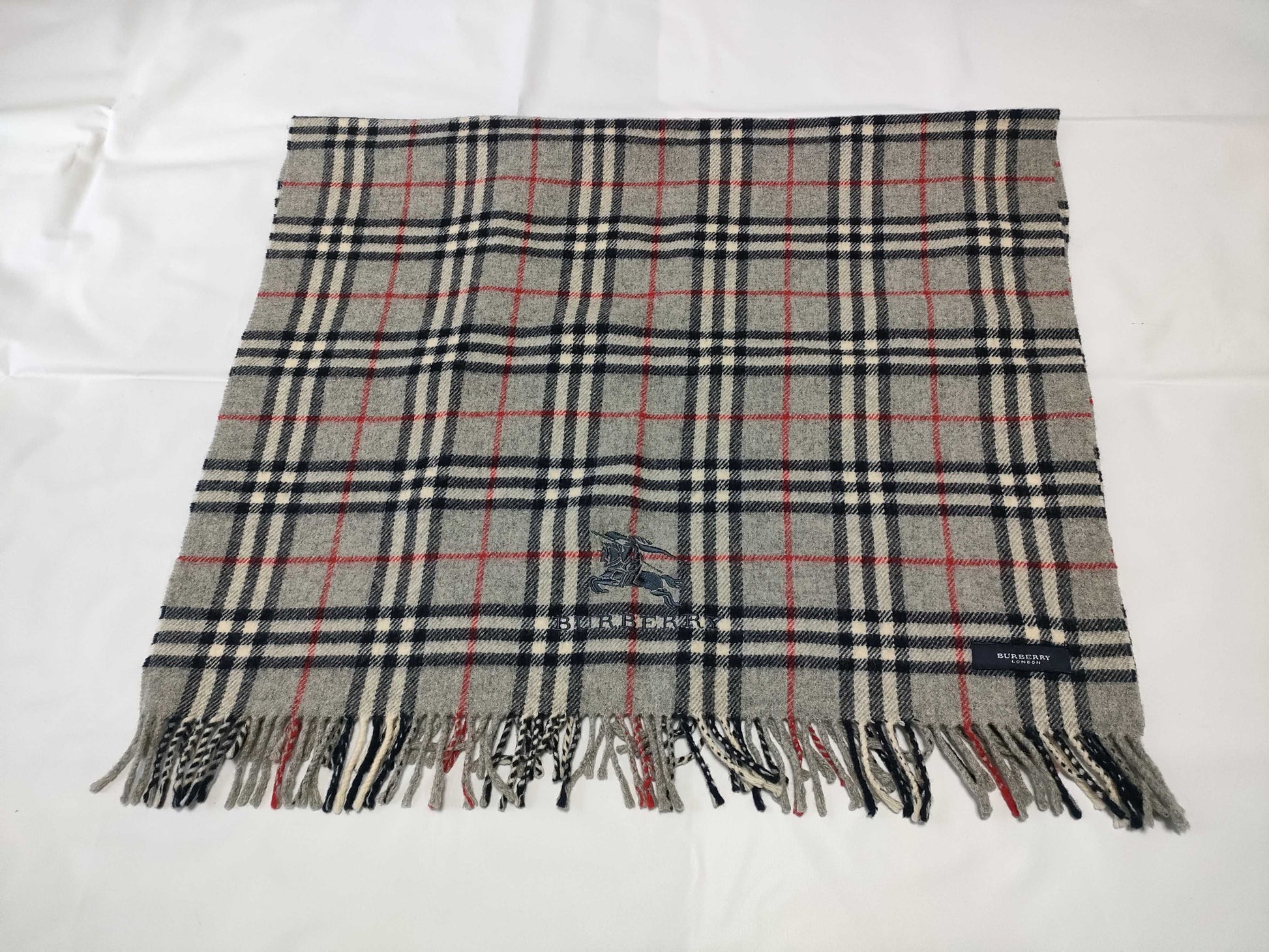 BURBERRY 100% wool scarf