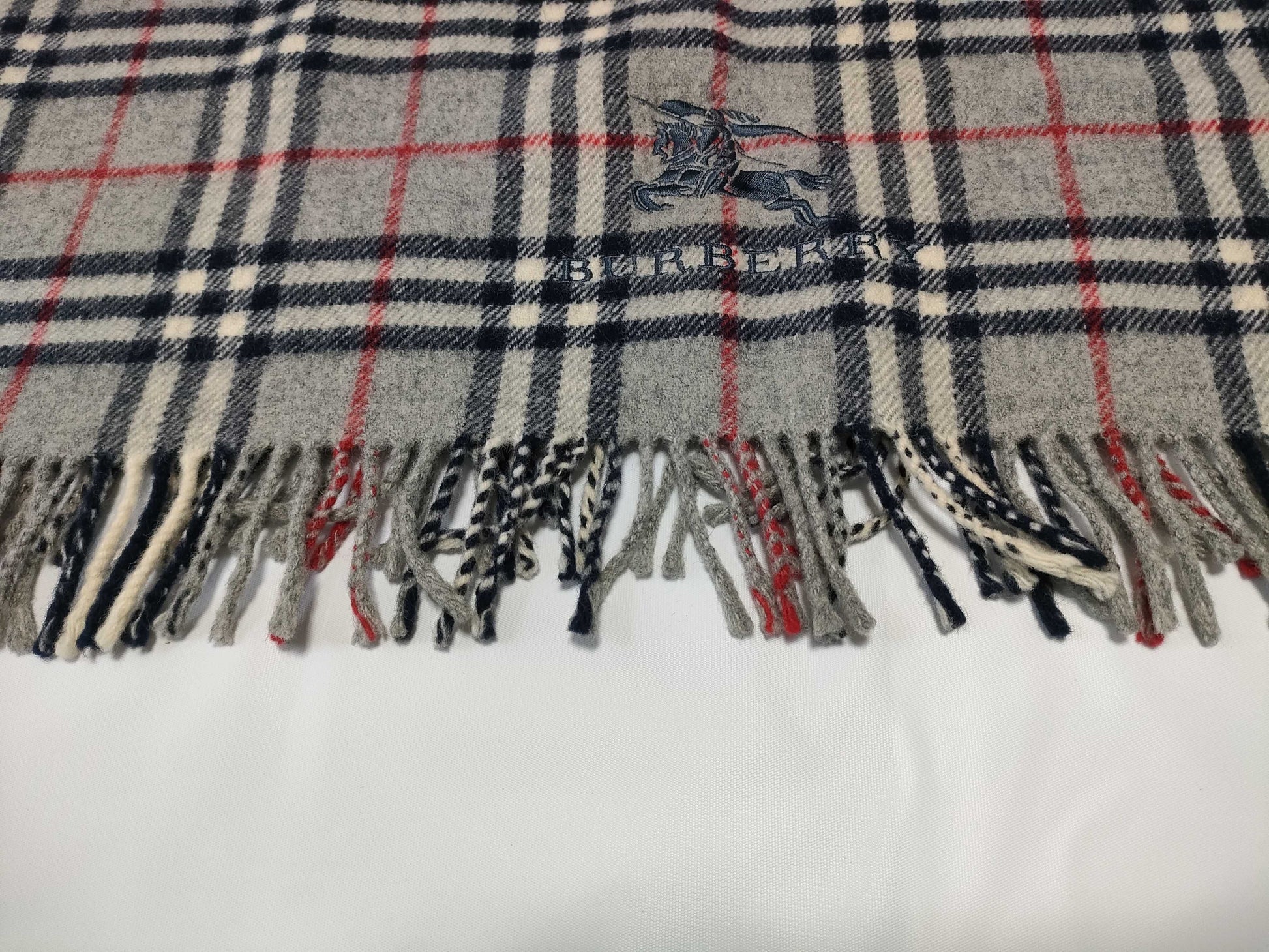 BURBERRY 100% wool scarf
