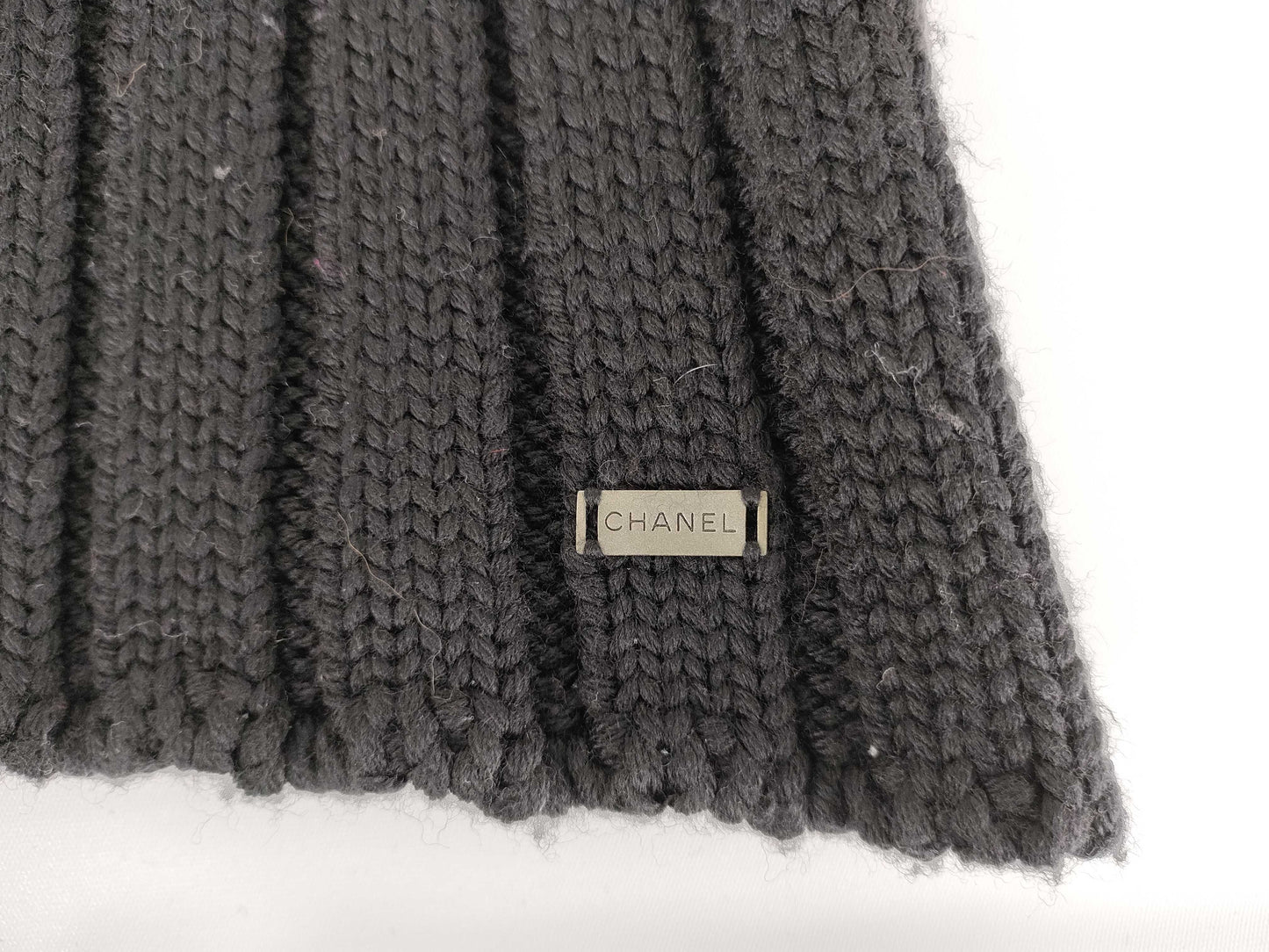 CHANEL 99A logo plate off-white turtleneck knit top in black