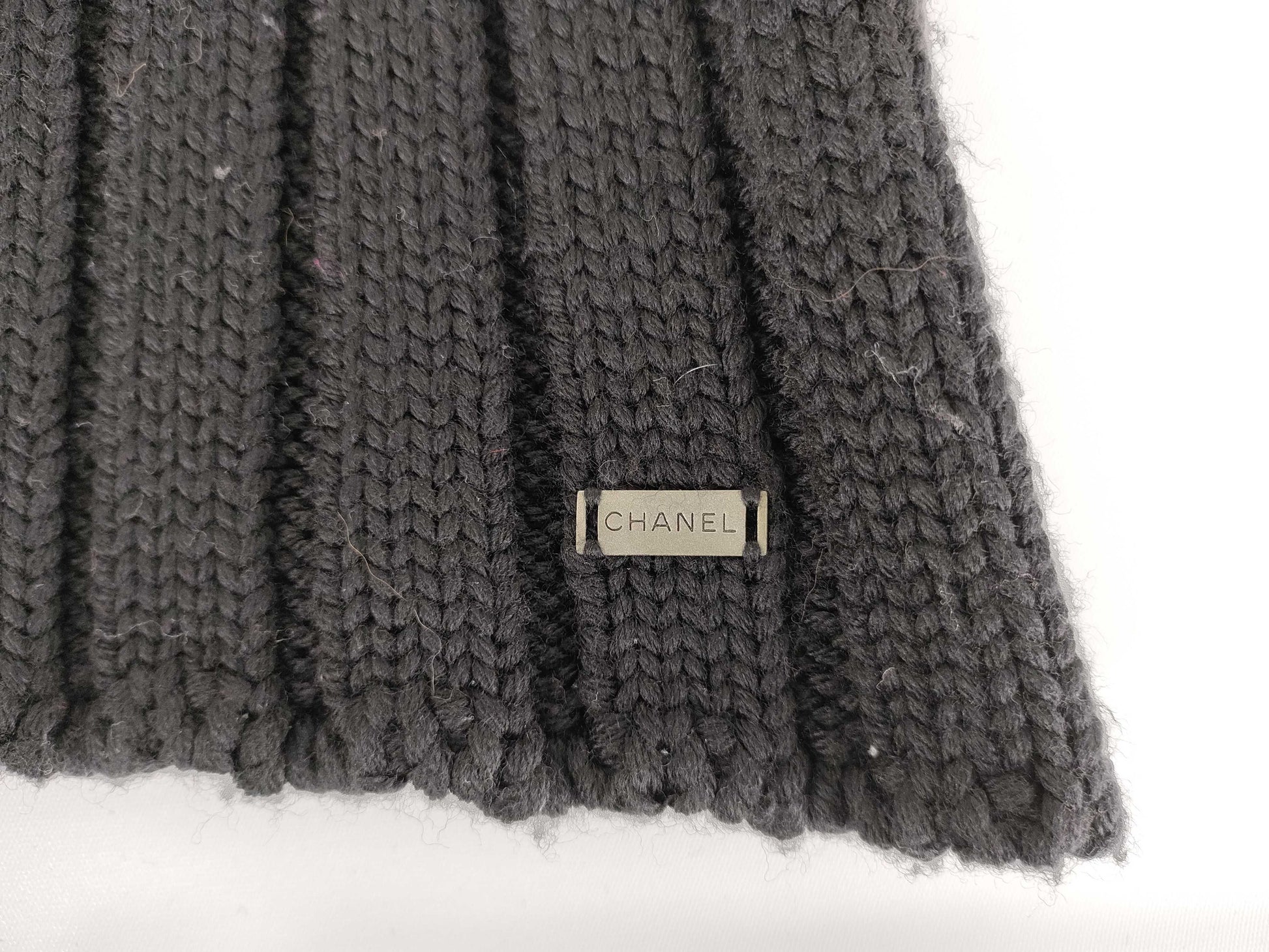 CHANEL 99A logo plate off-white turtleneck knit top in black