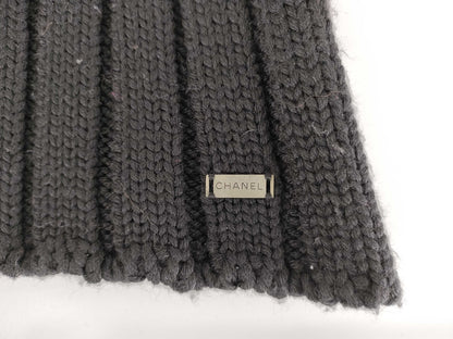CHANEL 99A logo plate off-white turtleneck knit top in black