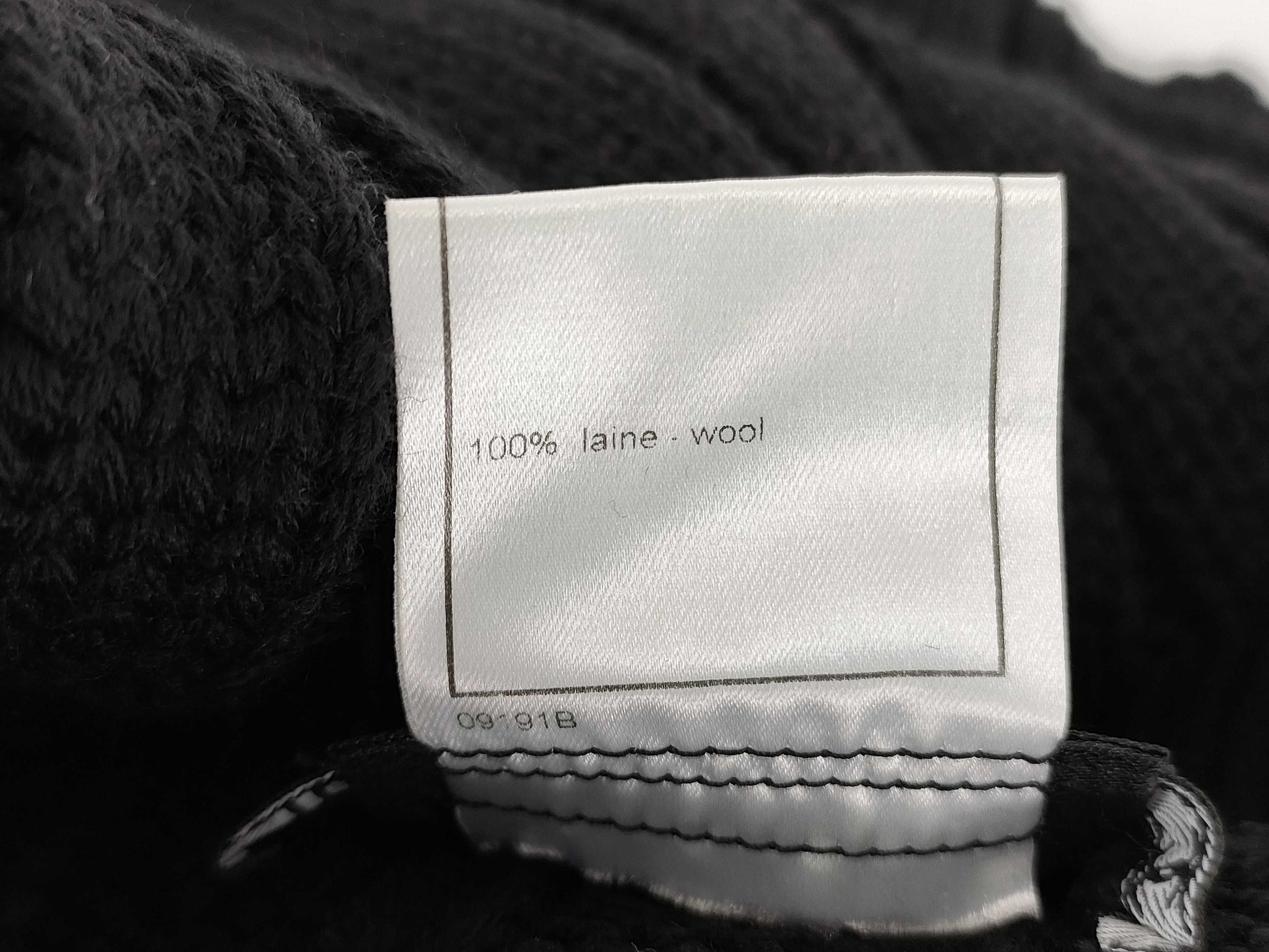 CHANEL 99A logo plate off-white turtleneck knit top in black