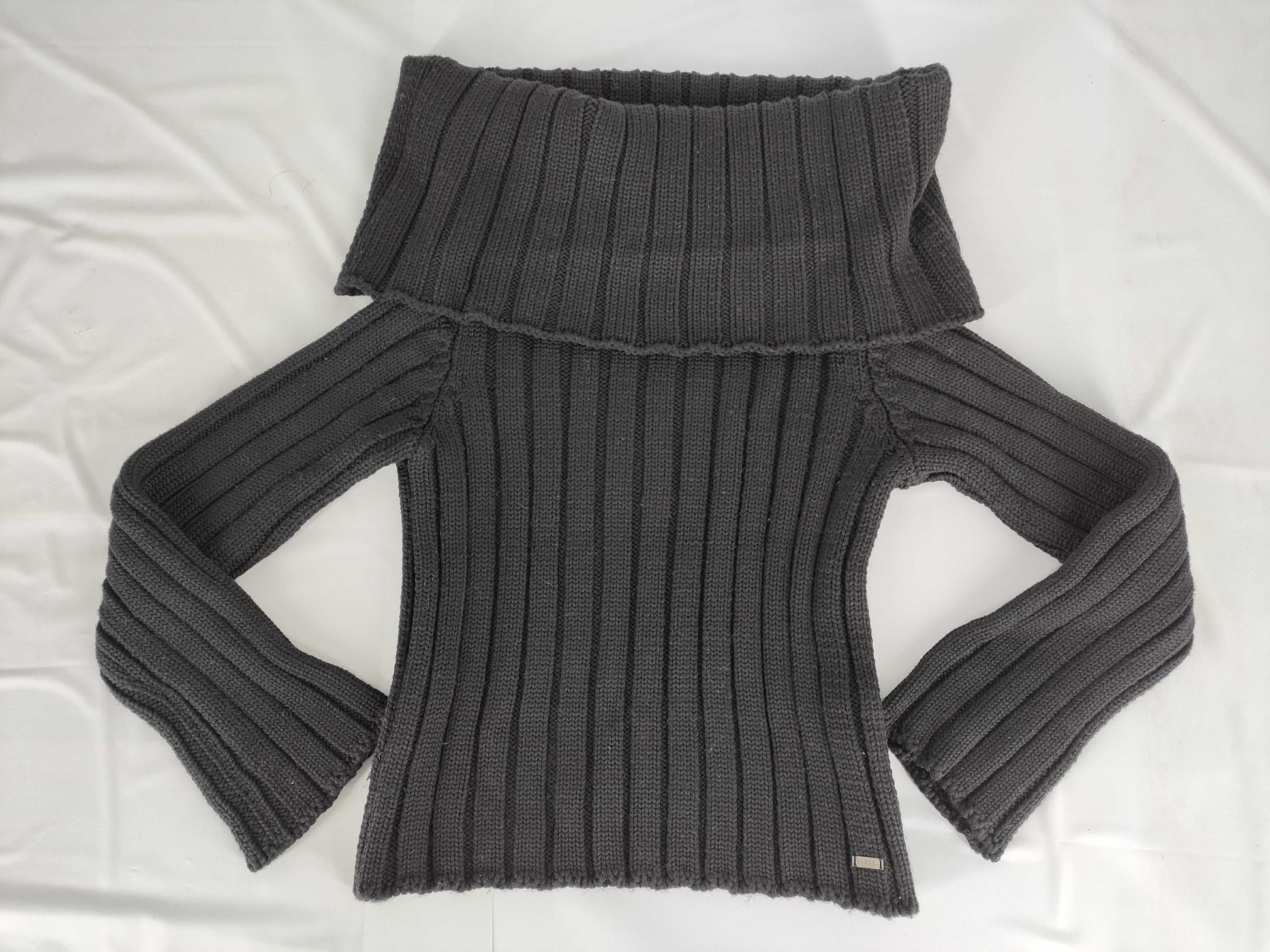 CHANEL 99A logo plate off-white turtleneck knit top in black