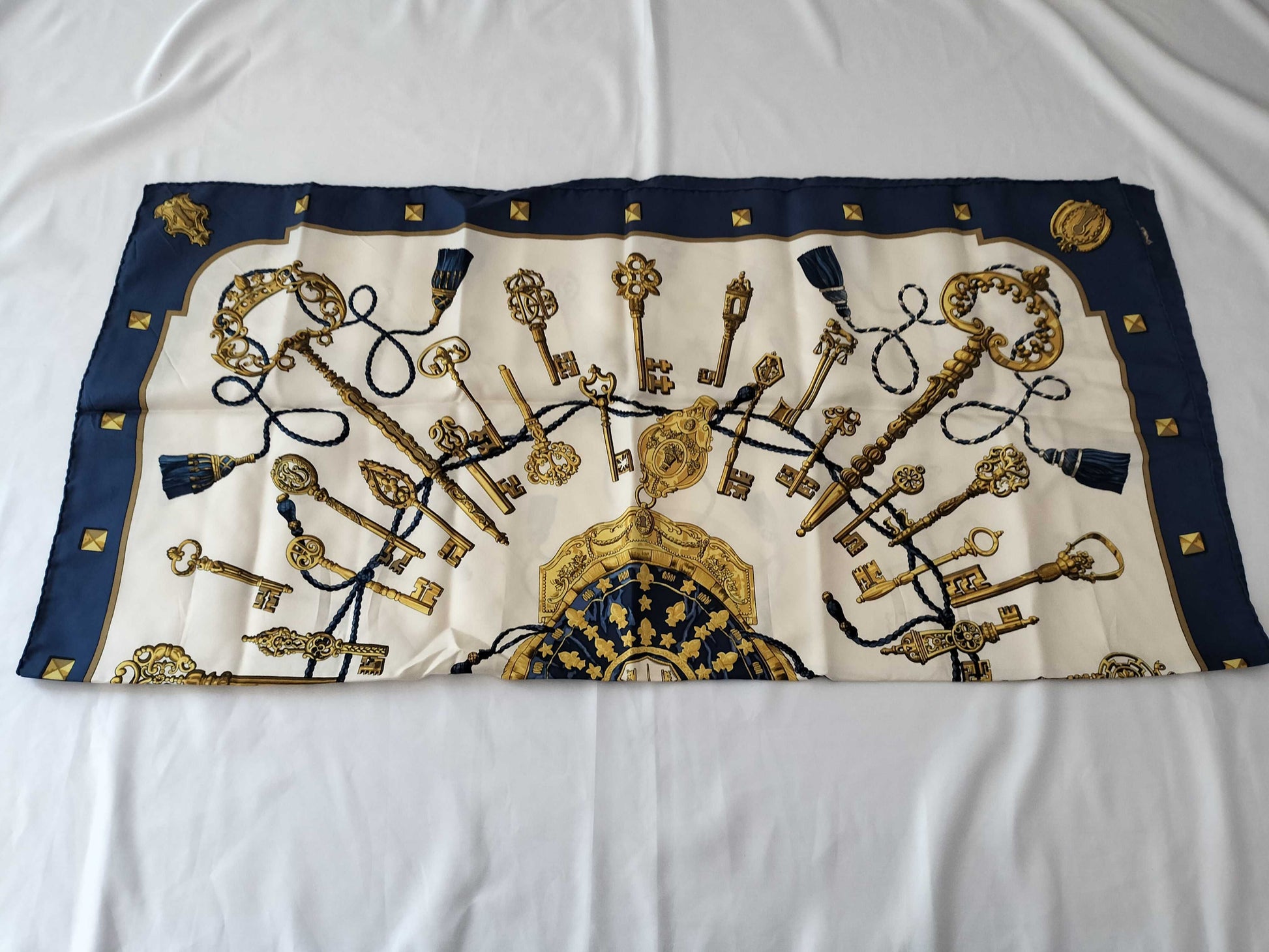 HERMES Carre Carre 90/LES CLES/Inner tag missing scarf