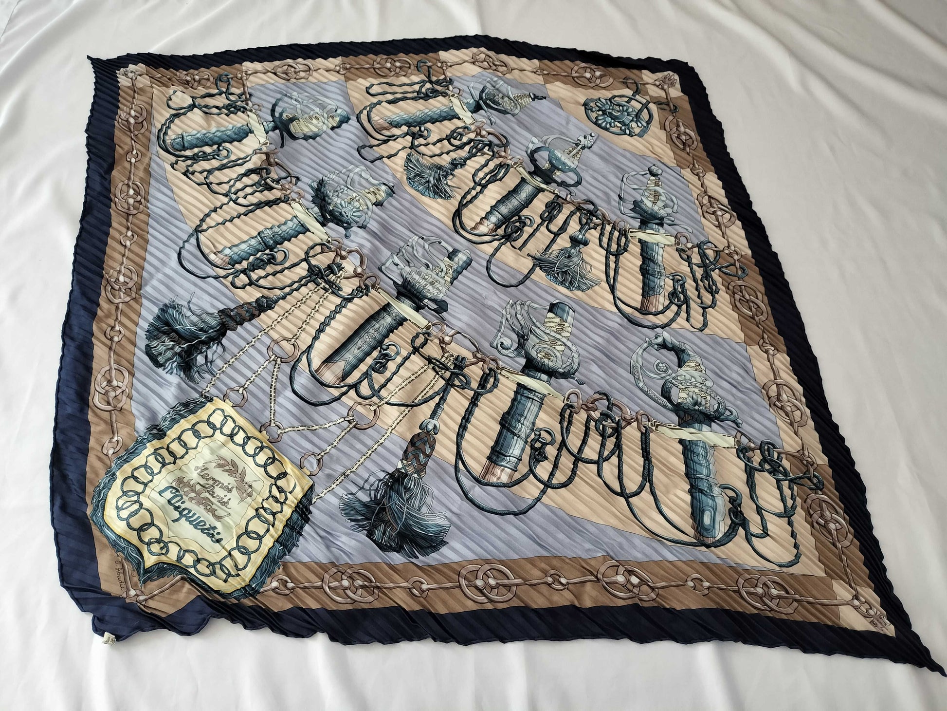 HERMES Carre Cliquetis Pleated Scarf