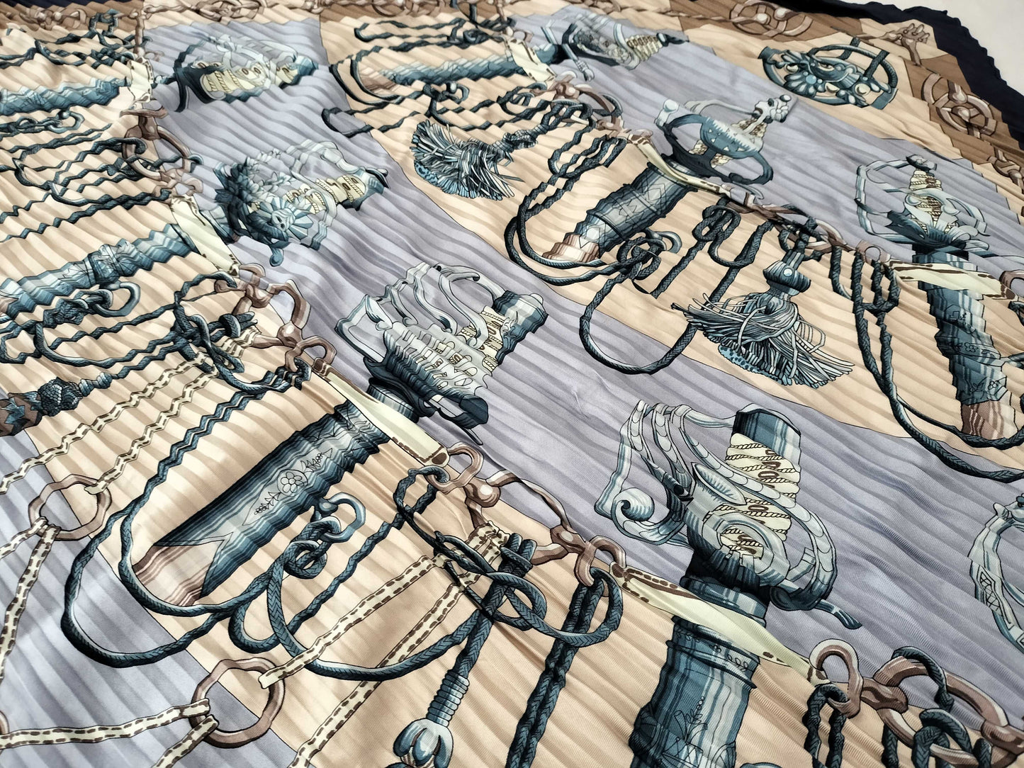 HERMES Carre Cliquetis Pleated Scarf