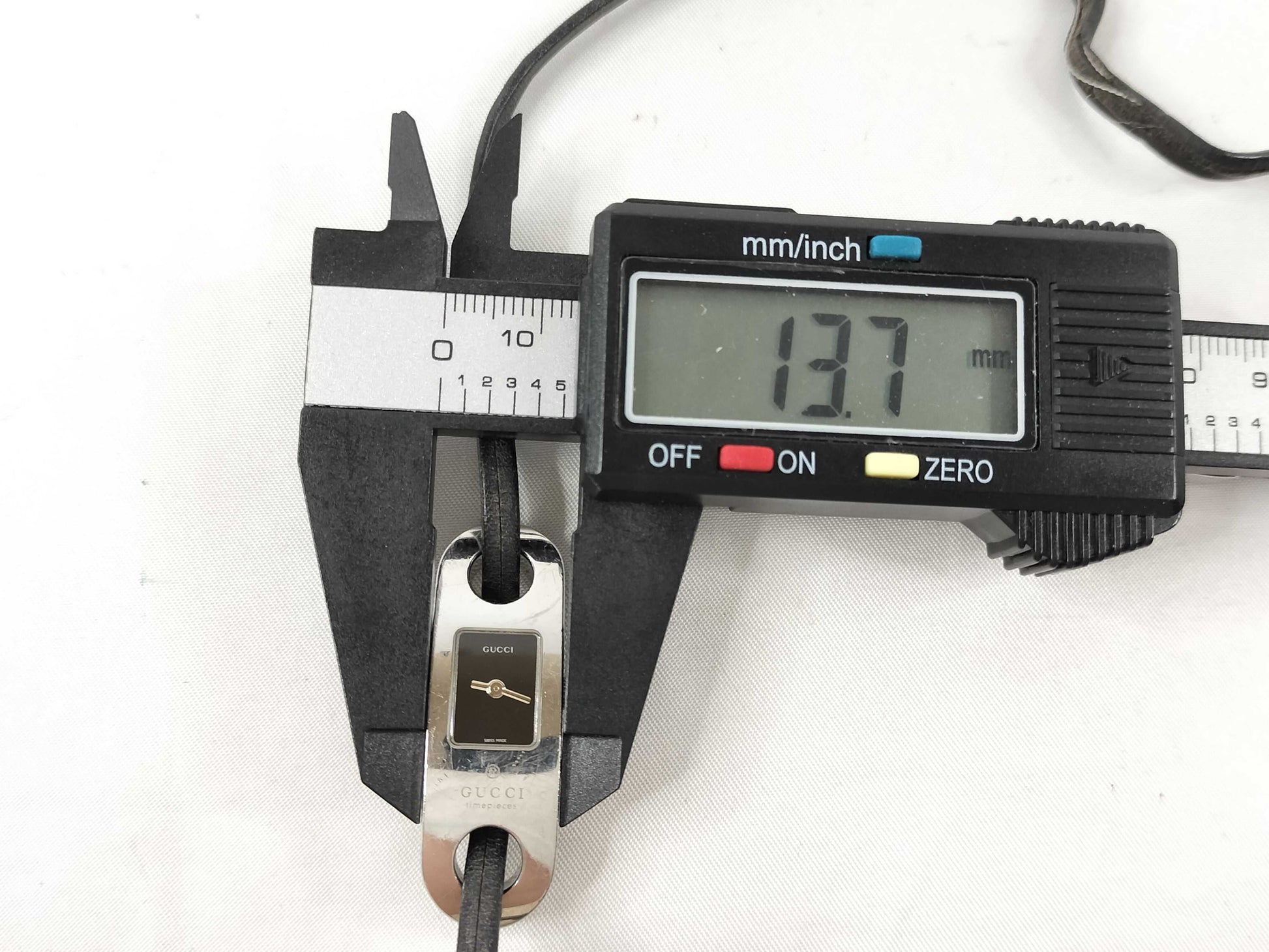 GUCCI 6100L Leather Bracelet Women's Watch