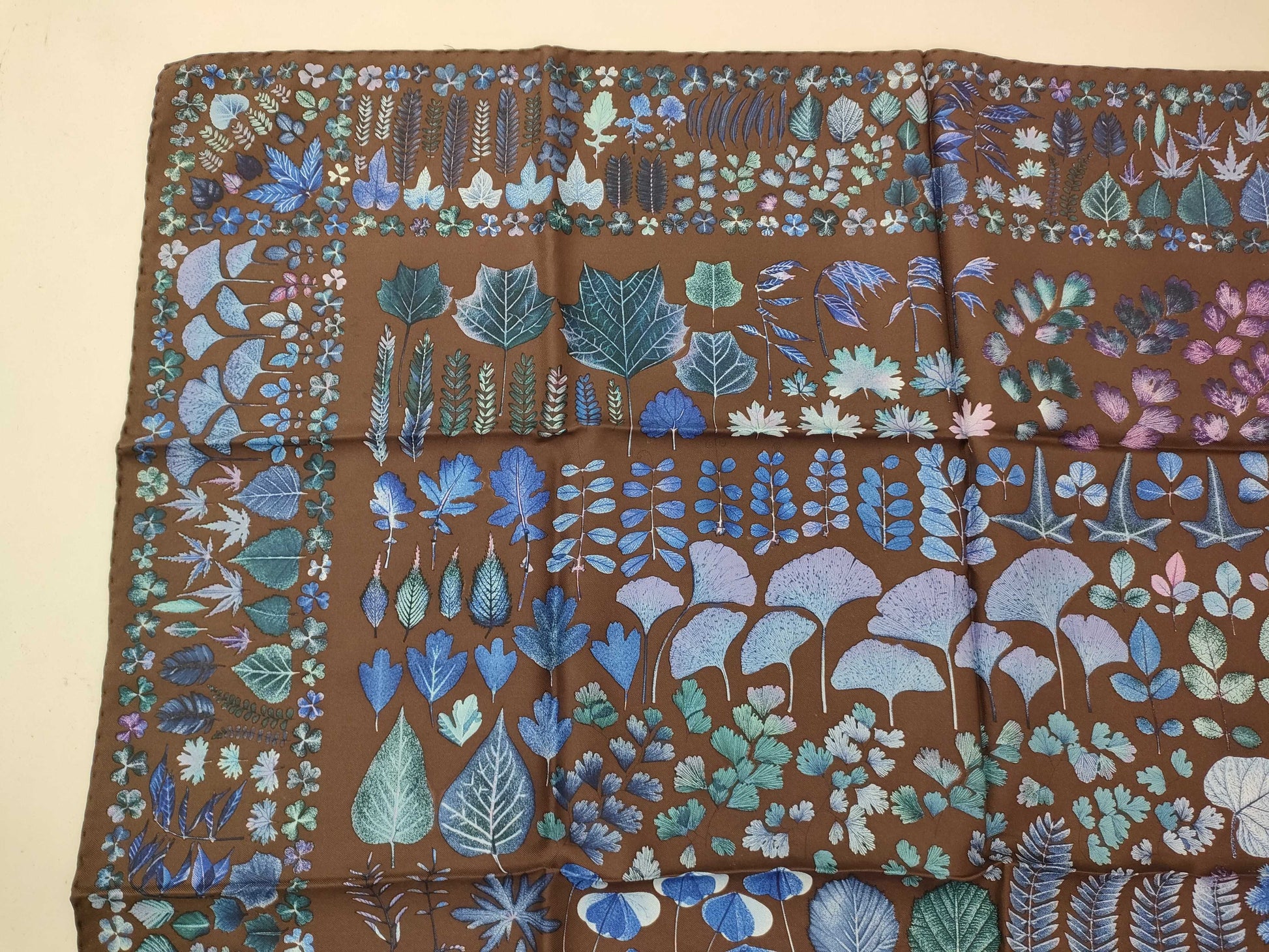 GUCCI Leaf Brown Blue Silk Scarf
