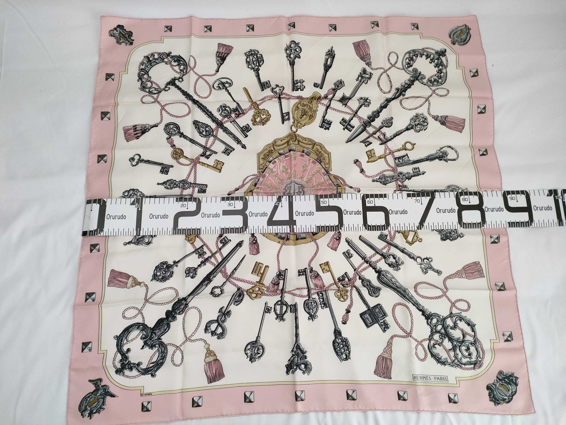 HERMES Carre Carre 90 LES CLES Key Pattern Scarf