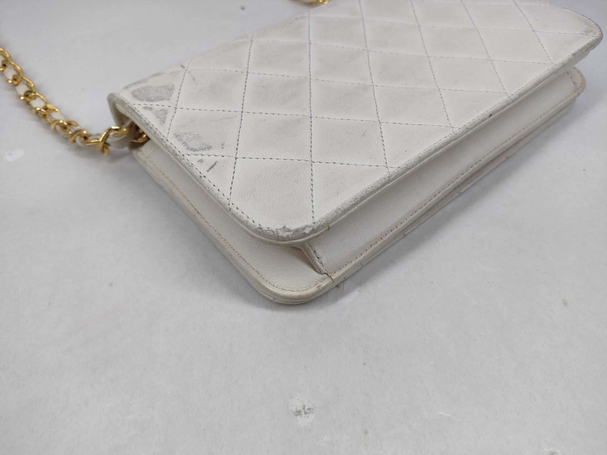 CHANEL Lambskin Matelasse Single Chain Junk Shoulder Bag