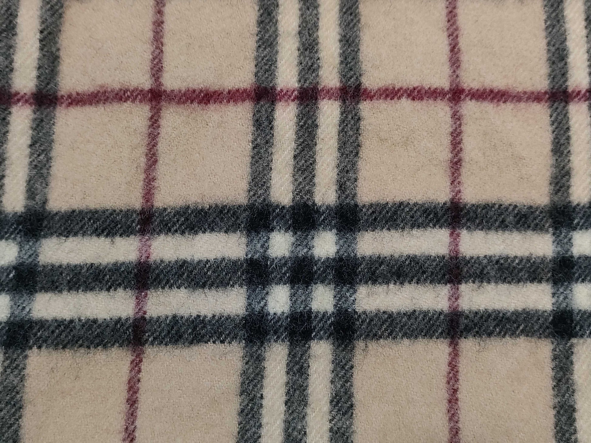 BURBERRY London Nova 100% Lambswool Scarf