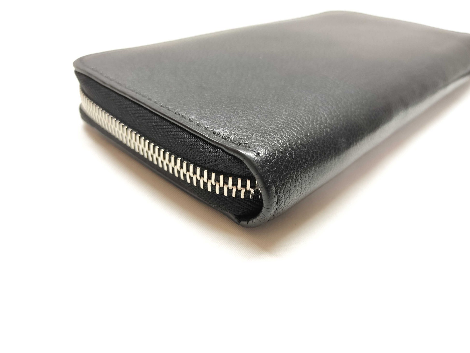 LOUIS VUITTON LockMe Zippy Wallet