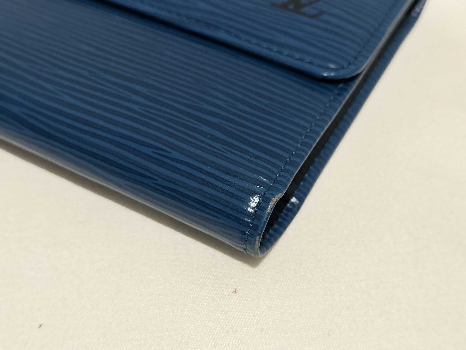 LOUIS VUITTON Epi M63384 Porte Tresor International Wallet