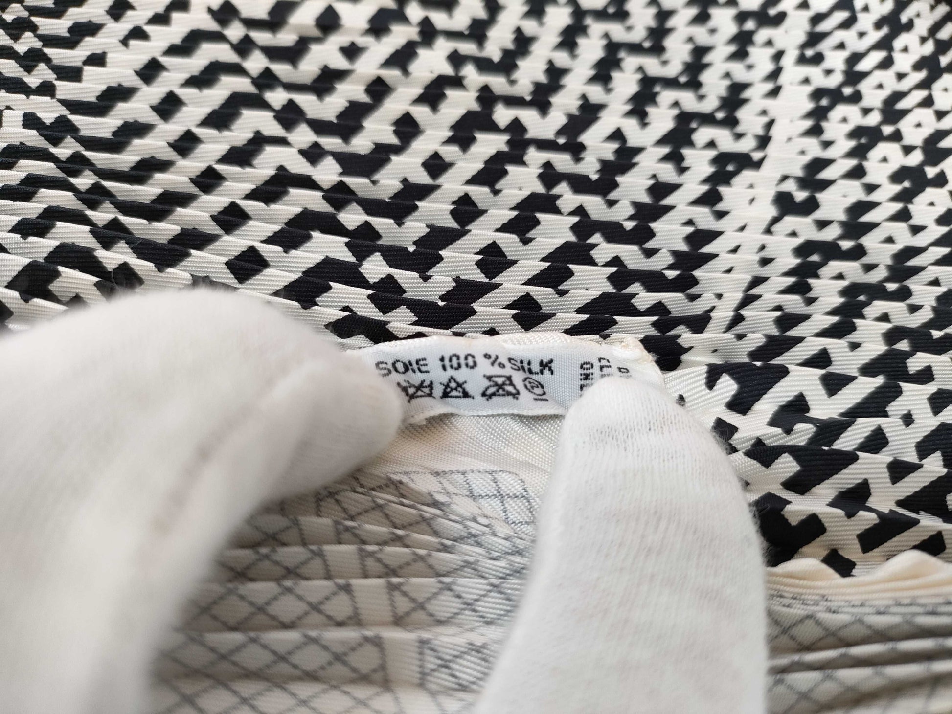 HERMES Carre Pleated Carre Black White Scarf