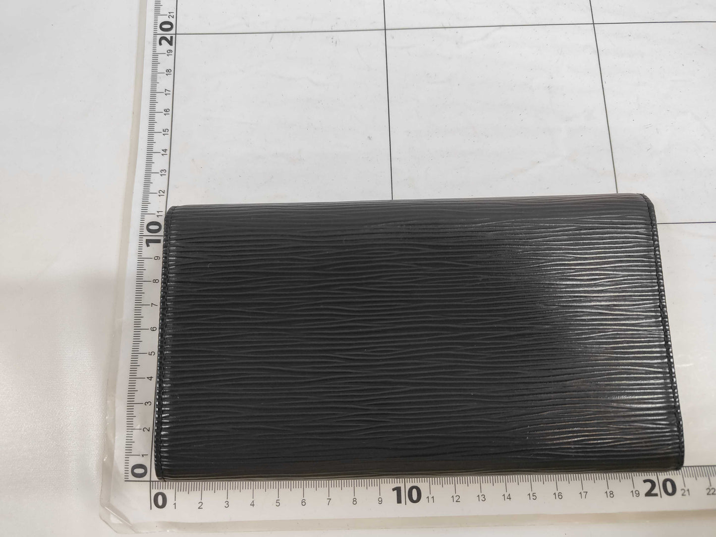 LOUIS VUITTON [20% OFF] Epi International Wallet