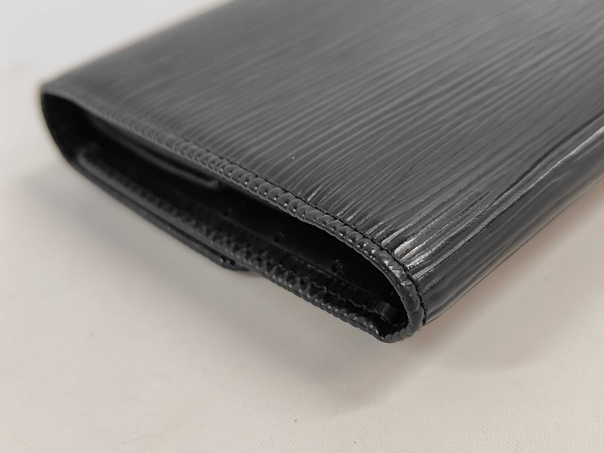 LOUIS VUITTON [20% OFF] Epi International Wallet