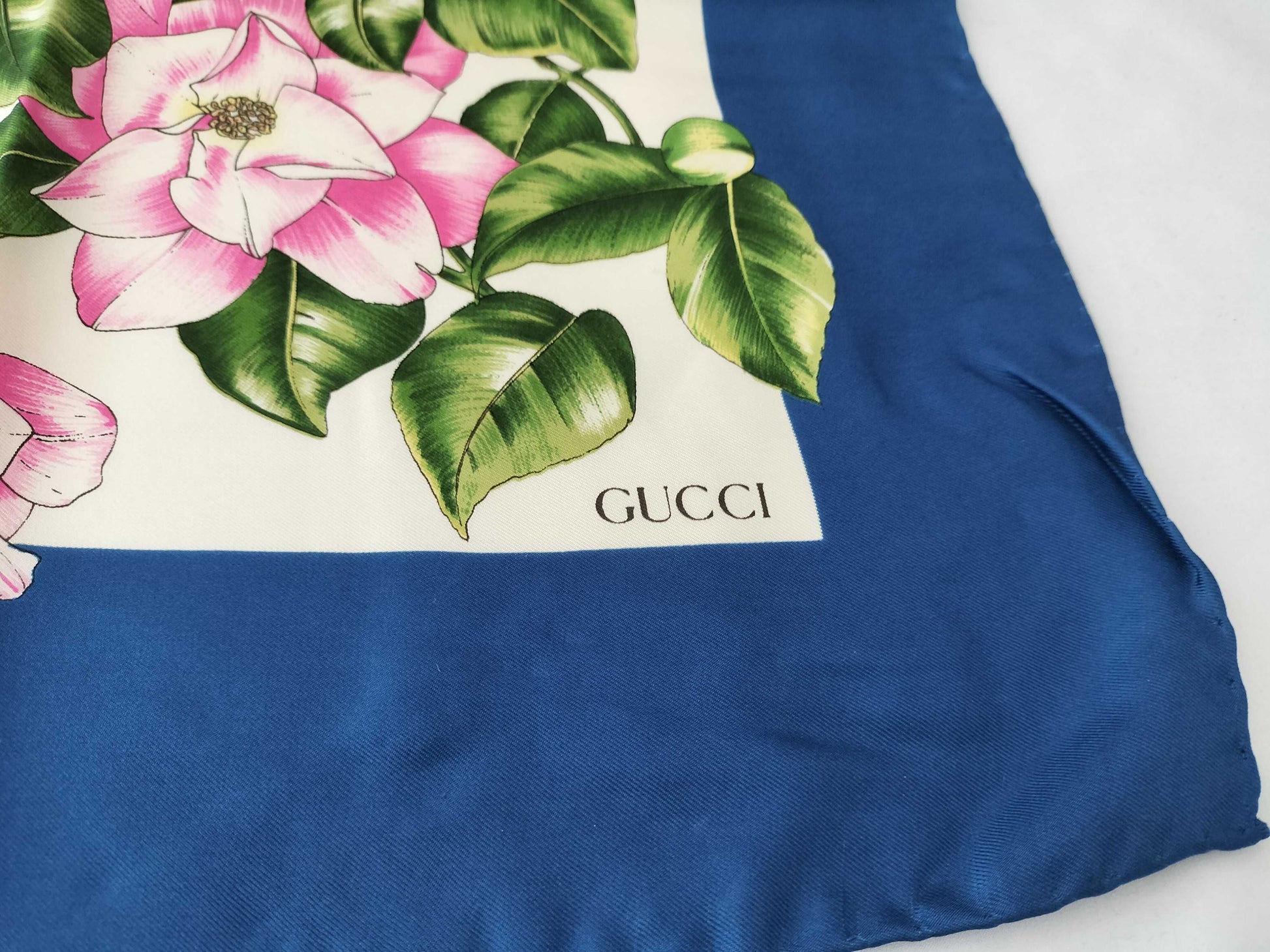 GUCCI floral silk scarf with tag