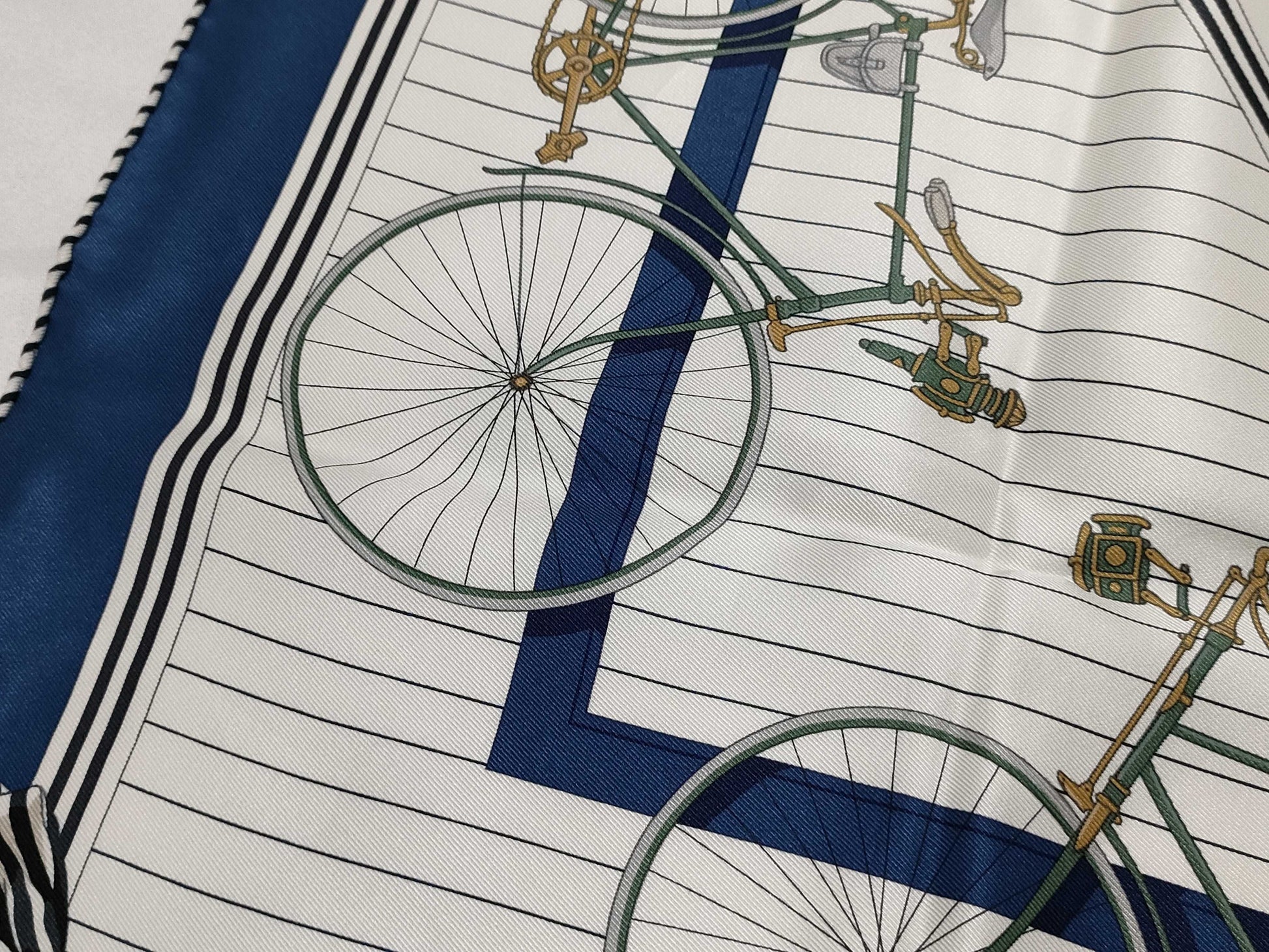 HERMES Carre 70 Scarf