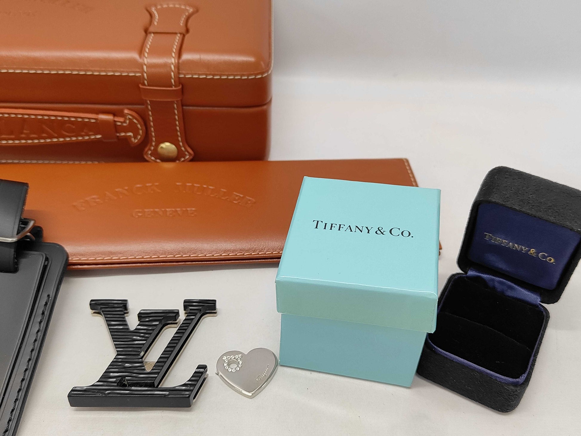 7 watch cases, empty boxes, name tags, etc. Cartier, Louis Vuitton and other accessories