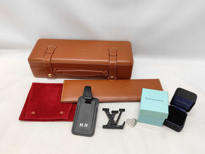 7 watch cases, empty boxes, name tags, etc. Cartier, Louis Vuitton and other accessories