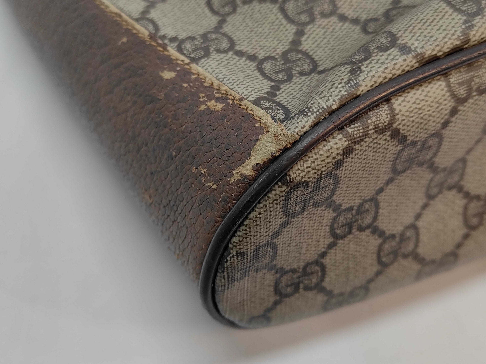 GUCCI GG Supreme Old Sherry Drawstring Shoulder Bag