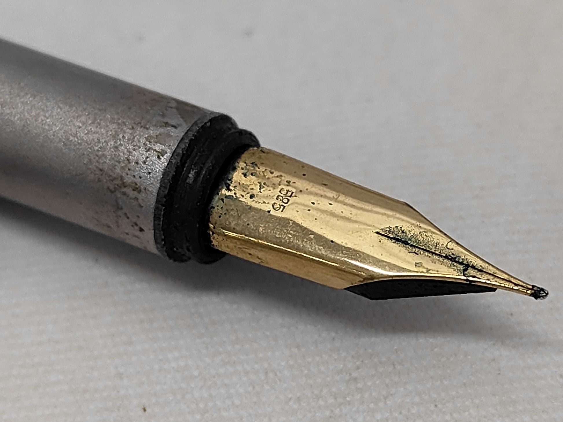 Montblanc 585 Fountain Pen Pens & Fountain Pens