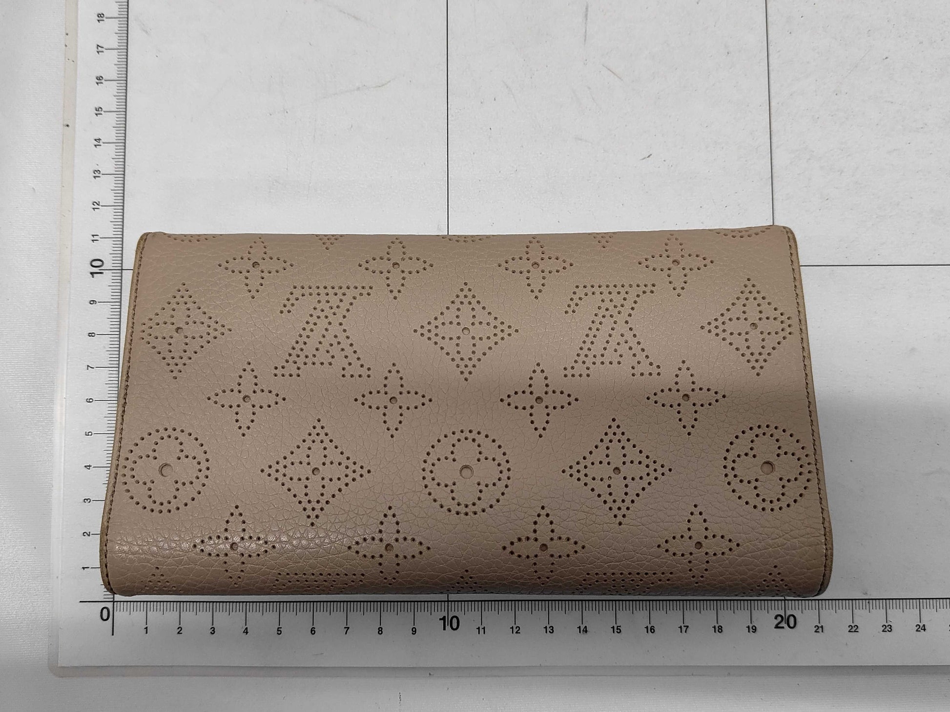 LOUIS VUITTON Mahina Amelia Wallet