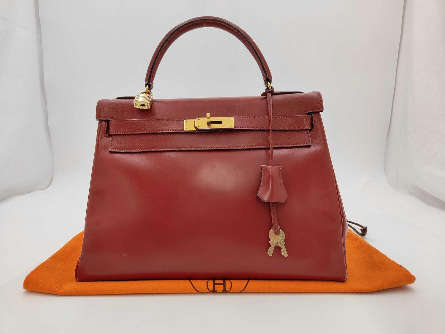 HERMES Kelly 32 Handbag, Inner Stitched Box Calf Leather, Red, Gold Hardware, V Stamp