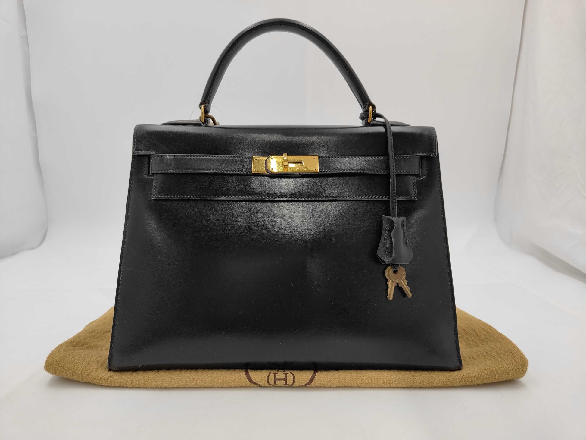 HERMES Kelly 32 Handbag, Black Box Calf Leather with Gold Hardware and 〇Q Engraving